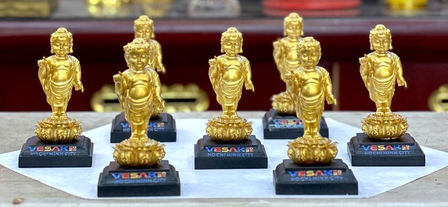 Tôn tượng kim thân Đức Phật sơ sinh có chiều cao 10 cm do Ban Kinh tế-Tài chánh TP.HCM thiết kế và phát hành